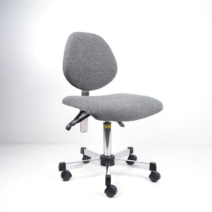 El banco de trabajo ergonómico de la tela gris preside sillas traseras grandes ajustables del laboratorio